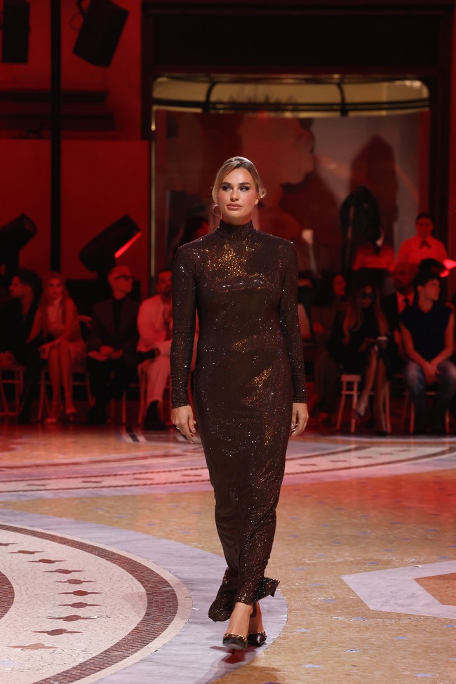 Dalam gelaran Vogue World 2026 yang berlangsung dalam rangkaian Milan Fashion Week, pada Selasa (22/9/2026), Aryna Sabalenka tampil mengenakan gaun turtleneck Gucci berwarna cokelat chocolate yang berkilauan. Penampilannya menjadi bagian dari segmen bertajuk ‘Made in Italy’, yang merayakan sejarah dan pengaruh mode Italia.  (Foto: Stefania M. DAlessandro/Getty Images for Vogue)