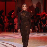 Dalam gelaran Vogue World 2026 yang berlangsung dalam rangkaian Milan Fashion Week, pada Selasa (22/9/2026), Aryna Sabalenka tampil mengenakan gaun turtleneck Gucci berwarna cokelat chocolate yang berkilauan. Penampilannya menjadi bagian dari segmen bertajuk ‘Made in Italy’, yang merayakan sejarah dan pengaruh mode Italia.  (Foto: Stefania M. DAlessandro/Getty Images for Vogue)