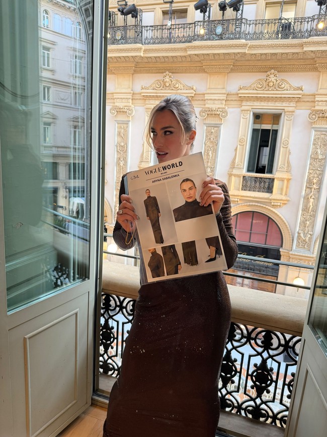 Dalam sebuah unggahan di Instagram-nya, Sabalenka terlihat memperhatikan Shayk yang tengah bersiap sebelum tampil. Sang supermodel asal Rusia itu kemudian memberikan sedikit arahan kepada Sabalenka mengenai cara berjalan di runway. (Foto: Instagram/@arynasabalenka)
