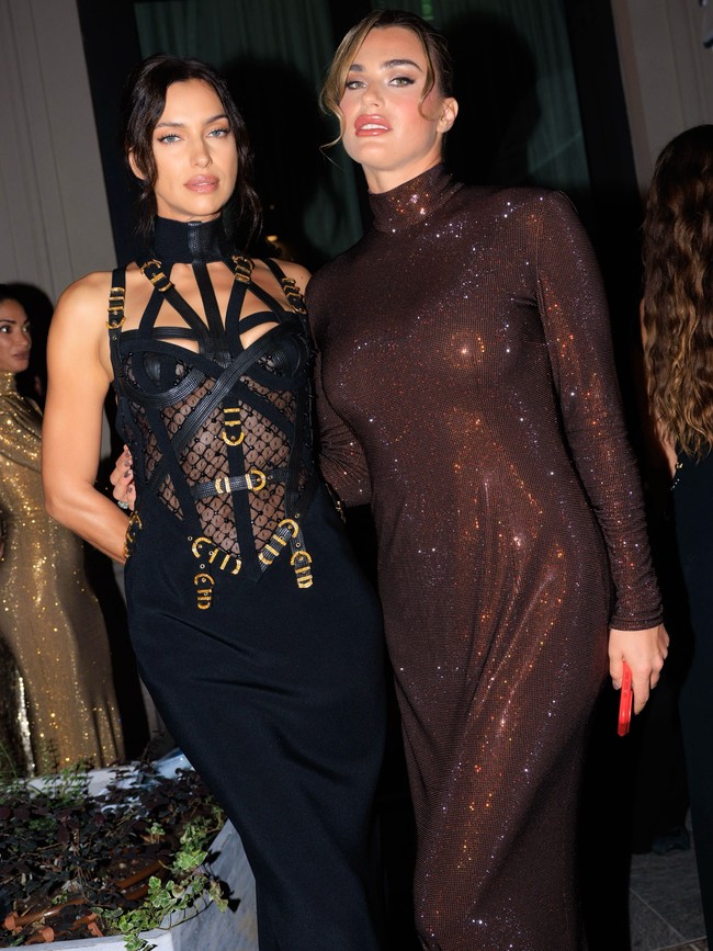 Sebelum berjalan di runway, Sabalenka ternyata sempat mendapat pelajaran singkat dari model profesional Irina Shayk. Momen tersebut terjadi di belakang panggung. (Foto: Instagram/@arynasabalenka)