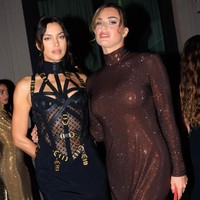 Sebelum berjalan di runway, Sabalenka ternyata sempat mendapat pelajaran singkat dari model profesional Irina Shayk. Momen tersebut terjadi di belakang panggung. (Foto: Instagram/@arynasabalenka)