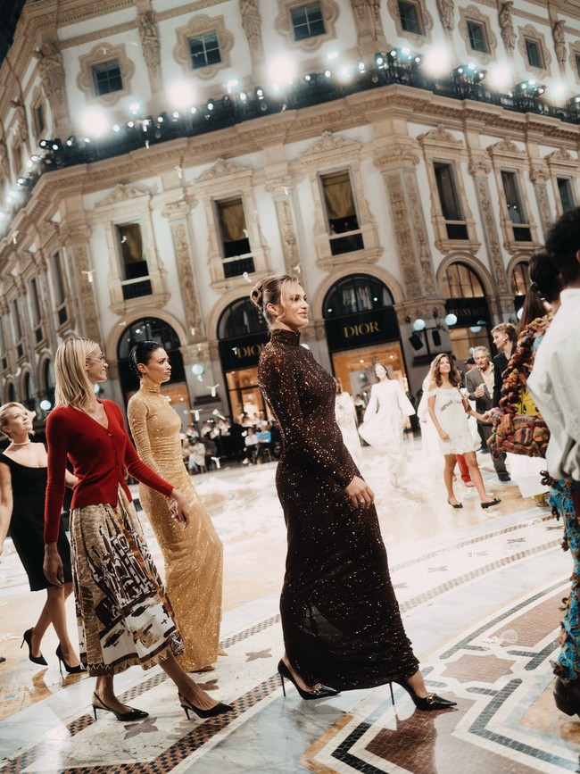 Setelah memberikan kursus kilat tersebut, Shayk dan Sabalenka sempat berfoto bersama. Shayk bahkan menyebut Sabalenka sebagai runway queen. Sabalenka kemudian membagikan kembali momen itu melalui media sosial dengan menuliskan satu kata sederhana, Queen. (Foto: Instagram/@arynasabalenka)