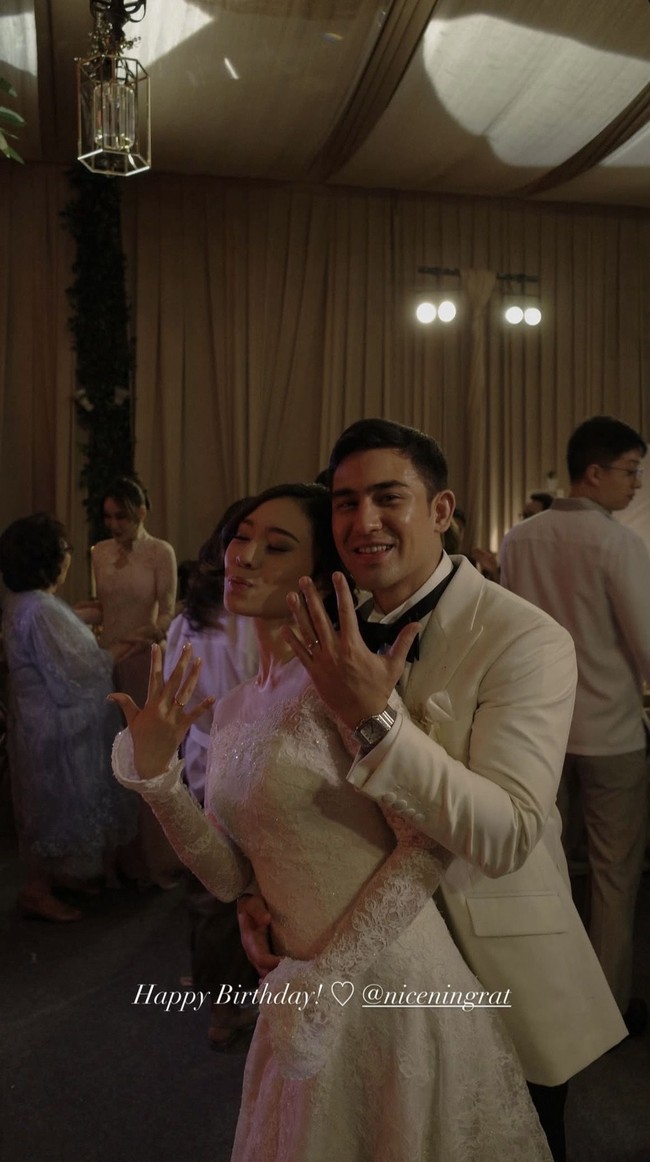 Axel Matthew Thomas resmi menikahi kekasihnya, Cecilia Golda Bethulla pada Selasa (22/9/26). Momen bahagia tersebut dibagikan oleh Axel ke Instagram Story miliknya. Foto: Instagram/@axelmatthewthomas