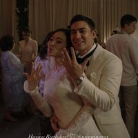 Axel Matthew Thomas resmi menikahi kekasihnya, Cecilia Golda Bethulla pada Selasa (22/9/26). Momen bahagia tersebut dibagikan oleh Axel ke Instagram Story miliknya. Foto: Instagram/@axelmatthewthomas