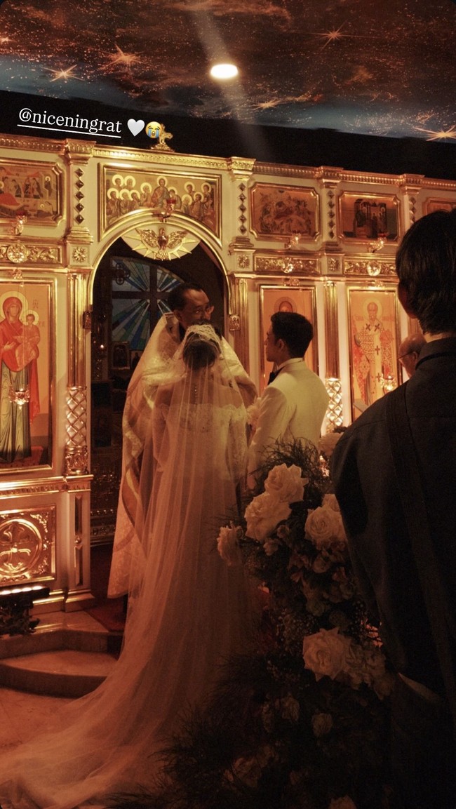 Sementara Cicilia tampil anggun dalam balutan gaun pengantin off shoulder berbahan brukat. Penampilannya makin lengkap dengan veil panjang yang menjuntai hingga menyapu lantai. Foto: Instagram/@axelmatthewthomas