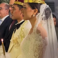 Acara berlangsung dengan khidmat. Axel dan Cicilia juga terlihat sempat mengenakan hiasan kepala menyerupai topi atau mahkota yang membuat keduanya bak raja dan ratu sehari. Foto: Instagram/@axelmatthewthomas