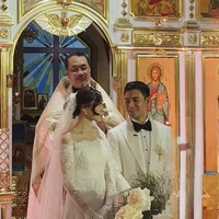 Cicilia tampil cantik dengan rambut yang disanggul rendah. Poni panjang di bagian samping rambut dibiarkan terurai, memberikan efek framing yang lembut pada wajahnya. Foto: Instagram/@axelmatthewthomas