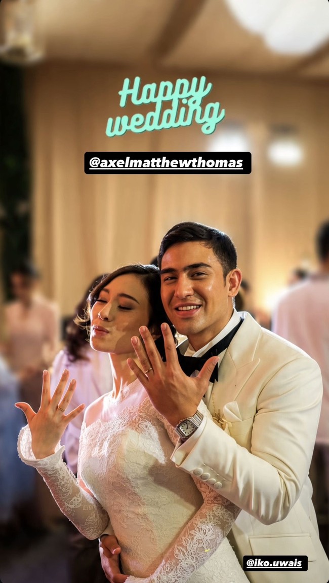 Kini sudah resmi menjadi pasangan suami-istri, Axel dan Cicilia pun memamerkan kemesraan mereka. Dalam salah satu foto terlhat AAxel yang memeluk istrinya dari belakang. Keduanya juga tampak memamerkan cincin pernikahan di jari manis mereka. Foto: Instagram/@axelmatthewthomas