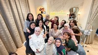 Happy bday Bu Ayu sayangku yg makin cantik, makin sukses dan bahagia. Masha Allah rumahnya cantik sekali, seru bgt bisa treatment facial @zappremiere dirumah Bu Ayu. Makanan berlimpah & goodie bagnya banyak banget, gamesnya seru bangeeeeet, kata Titi Kamal. Maachi bu ay barakallahufiik, jelas Zaskia Sungkar. LOVE YOUUU BU AAAYYYY bahagiaaaa dan semakin berkah rejeki nya aamiin Allahumma aamiin @mrsayudewi, terang Gita Janu.  Foto: dok instagram Ayu Dewi