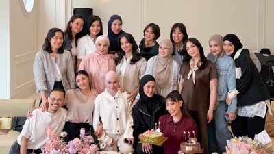 Foto Ulang Tahun ke-42 Ayu Dewi Dengan Nuansa Pink, Kumpul Bareng Geng Cendol