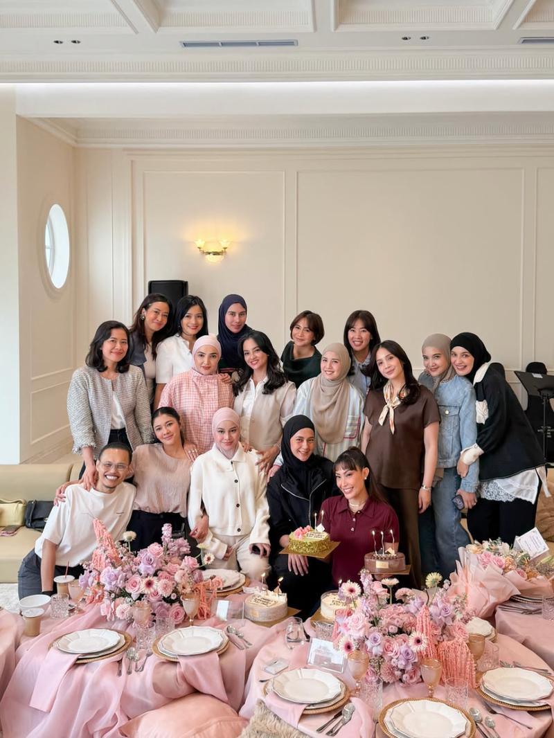 Foto Ulang Tahun ke-42 Ayu Dewi Dengan Nuansa Pink, Kumpul Bareng Geng Cendol