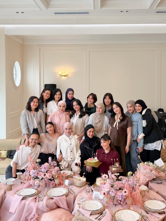 Foto Ulang Tahun ke-42 Ayu Dewi Dengan Nuansa Pink, Kumpul Bareng Geng Cendol