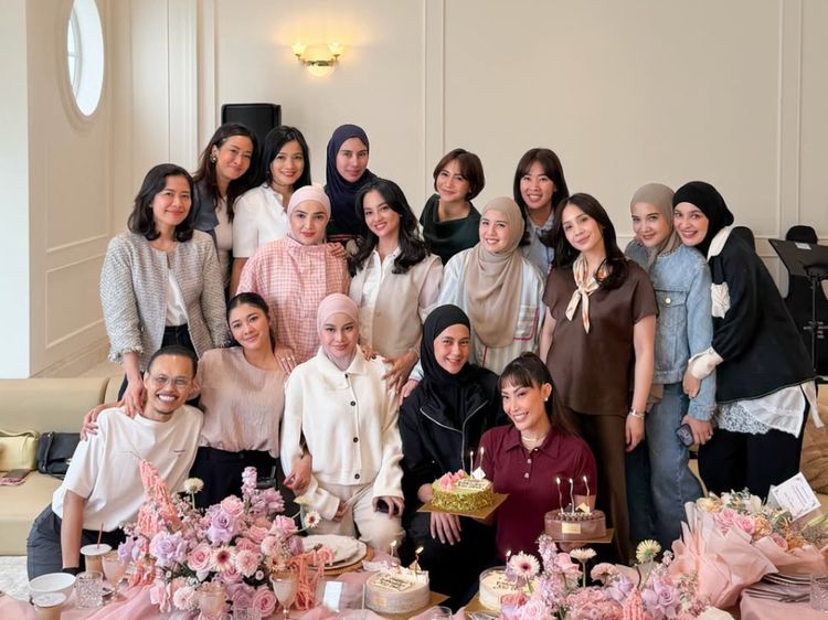Foto Ulang Tahun ke-42 Ayu Dewi Dengan Nuansa Pink, Kumpul Bareng Geng Cendol