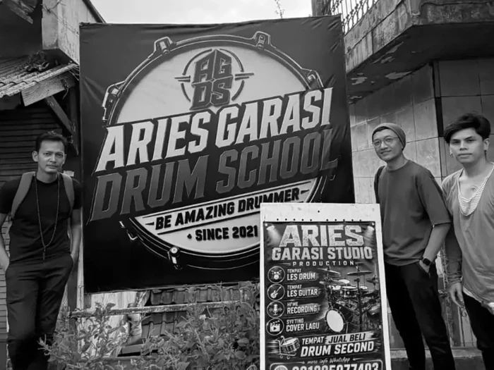 Garasi nyekar ke makam Aries Budiman