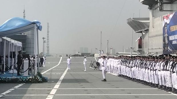 Bendera Merah Putih dikibarkan di atas kapal induk KRI Sriwijaya-100. Merah Putih menggantikan bendera Italia yang sedianya bernama ITS Giuseppe Garibaldi itu. (ANTARA/Walda) Bendera Merah Putih dikibarkan di atas kapal induk KRI Sriwijaya-100. Merah Putih menggantikan bendera Italia yang sedianya bernama ITS Giuseppe Garibaldi itu. (ANTARA/Walda)
