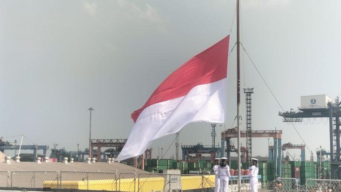 Bendera Merah Putih dikibarkan di atas kapal induk KRI Sriwijaya-100. Merah Putih menggantikan bendera Italia yang sedianya bernama ITS Giuseppe Garibaldi itu. (ANTARA/Walda)