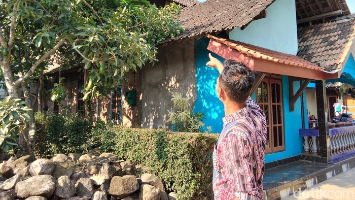 Warga menunjukkan lokasi bocah naik genting.