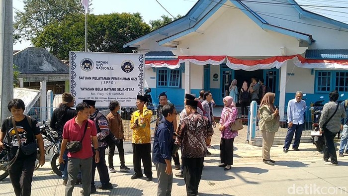 Bupati Batang M Faiz Kurniawan mengecek SPPG di Desa/Kecamatan Bawang, usai ratusan warga keracunan MBG, Kamis (24/9/2026).