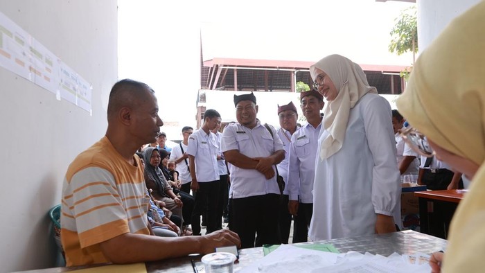 Bupati Ipuk saat menyerahkan kunci kepada pedagang