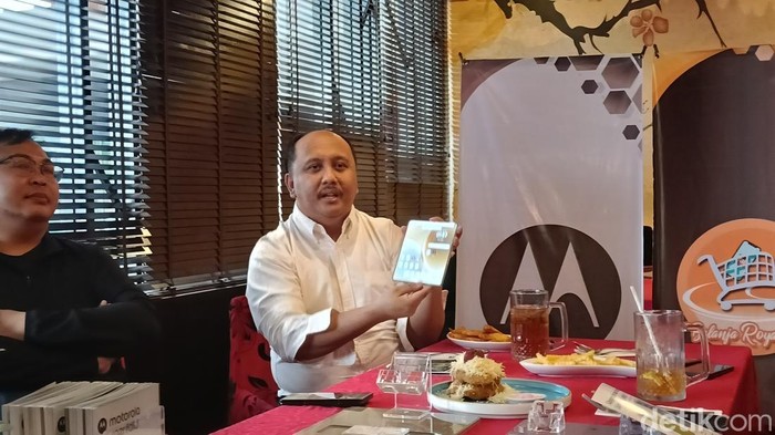 Country Manager & Director Motorola Indonesia Bagus Prasetyo saat menjelaskan kondisi pangsa pasar smartphone di Indonesia