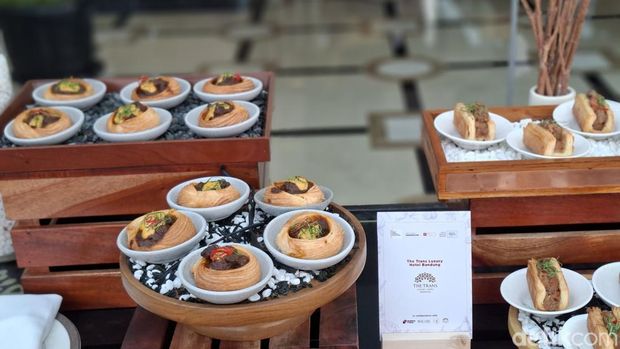 Croissant topping rendang dan opor ayam Croissant topping rendang dan opor ayam