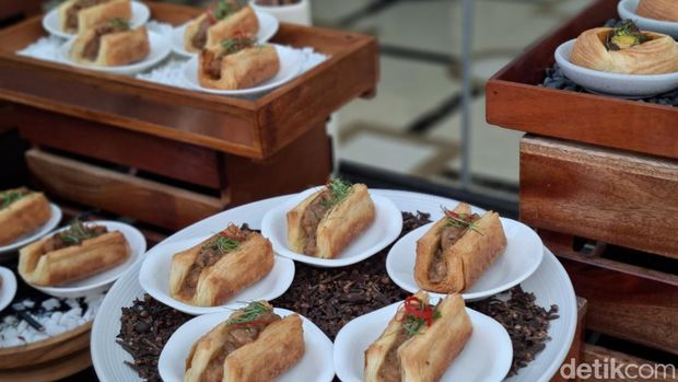 Croissant topping rendang dan opor ayam Croissant topping rendang dan opor ayam