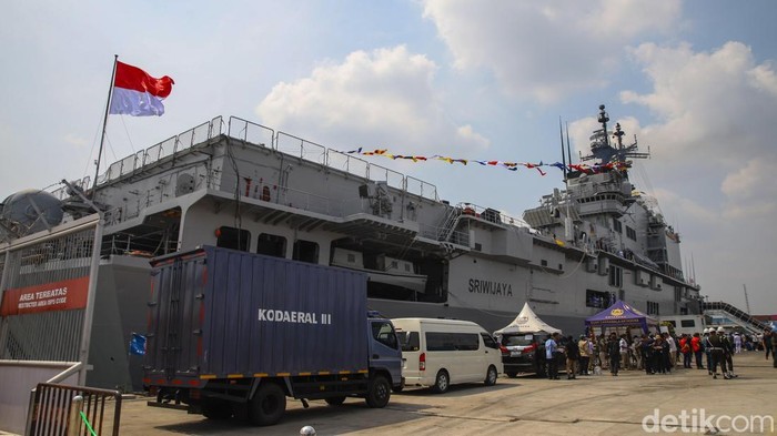 Suasana peresmian KRI Sriwijaya-100 berlangsung di Pelabuhan Tanjung Priok, Jakarta Utara, Kamis (24/9/2026). Kapal tersebut resmi bergabung dengan jajaran TNI Angkatan Laut dan menjadi kapal induk pertama Indonesia.