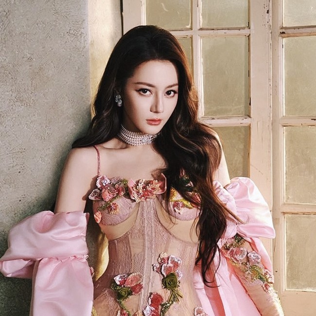 Pesona Anggun Dilraba Dilmurat Bergaun Pink Karya Desainer Indonesia