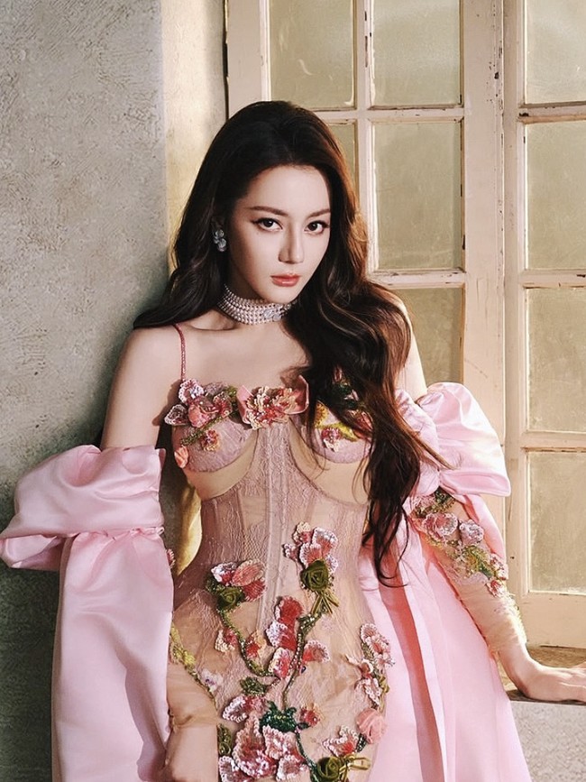 Pesona Anggun Dilraba Dilmurat Bergaun Pink Karya Desainer Indonesia