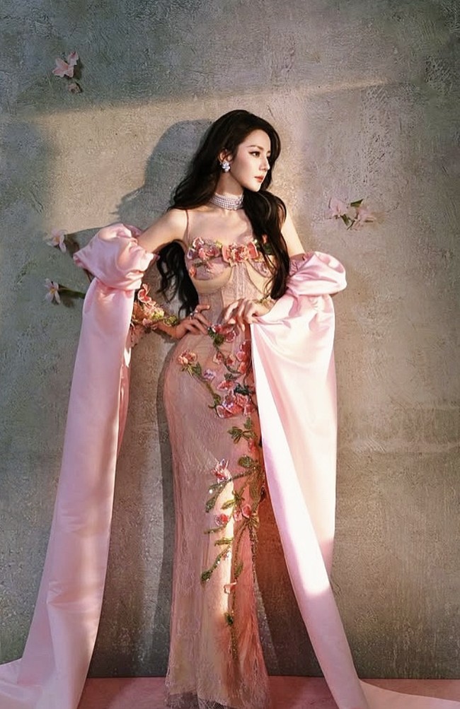 Untuk kesempatan spesial tersebut, Aktris China 34 tahun itu mengenakan custom MAQUINN couture berwarna pink dengan detail bunga tiga dimensi yang menjalar dari bagian bust hingga rok. Siluetnya dibuat menyerupai gaun feminin bergaya fairy tale, lengkap dengan kain transparan dan cape satin panjang yang membuat penampilannya semakin dramatis. Foto: dok. Instagram @maquinnofficial