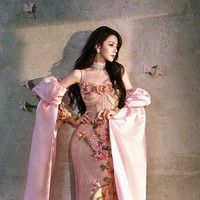 Untuk kesempatan spesial tersebut, Aktris China 34 tahun itu mengenakan custom MAQUINN couture berwarna pink dengan detail bunga tiga dimensi yang menjalar dari bagian bust hingga rok. Siluetnya dibuat menyerupai gaun feminin bergaya fairy tale, lengkap dengan kain transparan dan cape satin panjang yang membuat penampilannya semakin dramatis. Foto: dok. Instagram @maquinnofficial