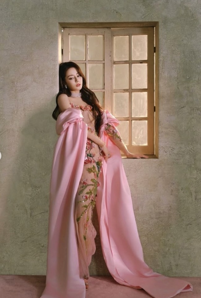 Bukan hanya soal busana, fan meeting Dilraba kali ini juga menjadi perhatian karena merupakan pertemuan solo pertamanya dengan penggemar setelah tujuh tahun. Dilraba juga menyiapkan sejumlah pengalaman khusus untuk penggemarnya. Area acara dibuat dengan beberapa ruang yang mengambil inspirasi dari perjalanan hidupnya, termasuk kamar masa kecil, ruang latihan menari, hingga area bertema hot pot. Tak kalah menarik adalah goodie bag dengan nilai lebih dari 2 ribu yuan atau sekitar Rp 5,3 juta.  Foto: dok. Instagram @maquinnofficial
