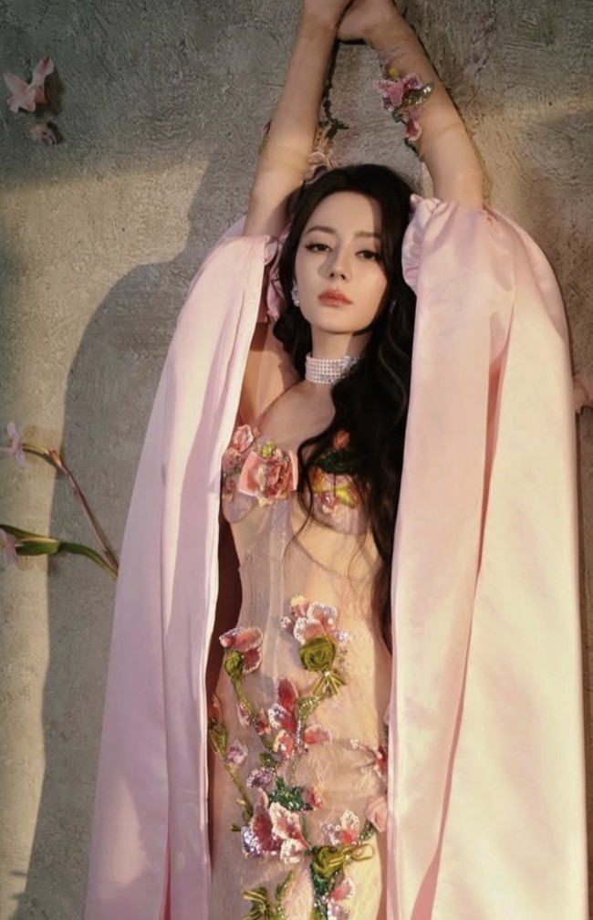 Setelah tujuh tahun, Dilraba Dilmurat akhirnya kembali menggelar fan meeting solo. Digelar di Beijing pada Selasa (22/92026), acara bertajuk ‘Xiang La Kuang Huan’ (Spicy Carnival) itu sekaligus mencuri perhatian lewat penampilan Dilraba dalam gaun karya desainer Indonesia. Foto: dok. Instagram @maquinnofficial