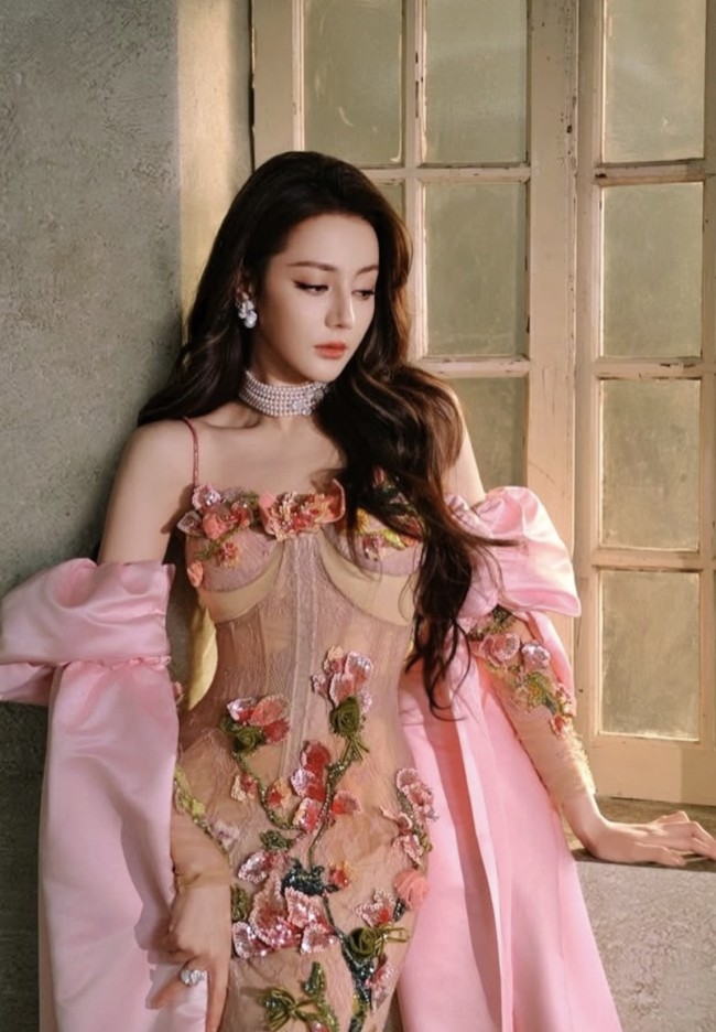 Brand ini dikenal dengan pendekatan couture yang menggabungkan detail embellishment, embroidery dan craftsmanship yang cukup rumit. MAQUINN juga pernah membawa koleksinya ke Milan Fashion Week dan tercatat sebagai satu-satunya perwakilan Indonesia pada ajang tersebut untuk musim Spring/Summer 2021. Foto: dok. Instagram @maquinnofficial