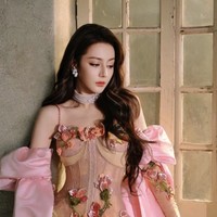 Brand ini dikenal dengan pendekatan couture yang menggabungkan detail embellishment, embroidery dan craftsmanship yang cukup rumit. MAQUINN juga pernah membawa koleksinya ke Milan Fashion Week dan tercatat sebagai satu-satunya perwakilan Indonesia pada ajang tersebut untuk musim Spring/Summer 2021. Foto: dok. Instagram @maquinnofficial