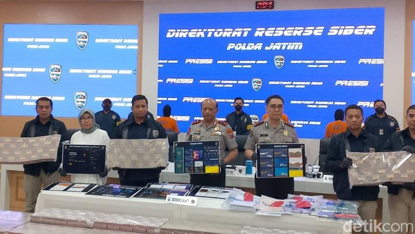 Penampakan Barang Bukti Rp 81 Miliar Hasil Penipuan Online yang Diungkap Polda Jatim