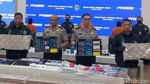 Penampakan Barang Bukti Rp 81 Miliar Hasil Penipuan Online yang Diungkap Polda Jatim