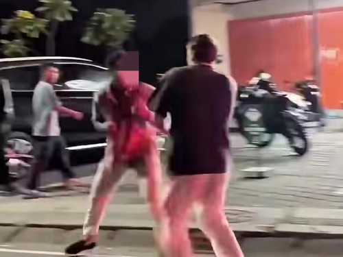 Dua kelompok WNA terlibat perkelahian di pinggir Jalan Pantai Berawa, Desa Tibubeneng, Kuta Utara, Badung, Rabu (23/9/2026). (Istimewa)