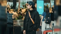 Mulanya terlihat Duta memadukan jaket cargo berkerudung dengan celana panjang berwarna senada. Aksesori topi, kacamata, dan tas selempang cokelat membuat penampilannya makin keren namun tetap kelihatan humble. (Foto: dok Instagram pakduta)