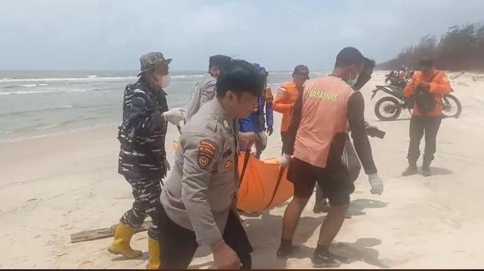 Evakuasi kedua jenazah diduga korban KM Virgo di pesisir Seruyan. (dok Polres Seruyan)