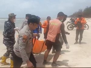 Tim Jalan Kaki 10 Km Evakuasi 2 Jasad Diduga Korban KM Virgo di Seruyan