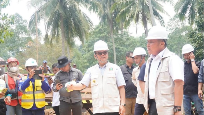 Gubernur Sumsel dan Bupati Empat Lawang saat melakukan peletakan batu pertama pembangunan jembatan