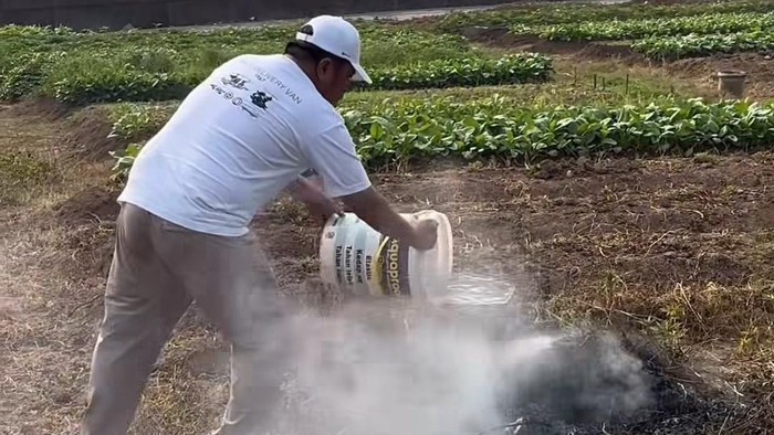 Herman Deru menyiram sampah yang dibakar warga.