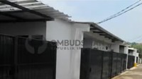 Inilah penampakan hunian yang mirip rumah cluster. Hunian itu seakan mengusung konsep minimalis seperti banyak rumah di pasaran. Bagian dinding berwarna putih, sedangkan pagarnya warna hitam. Lalu, bagian atas bangunan terlihat menggunakan lembaran penutup atap. Foto: Dok. Ombudsman RI