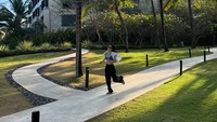 Hyoyeon berlari di area penginapannya di Bali. Setelahnya ia berenang. (Foto: dok Instagram hyoyeon_x_x)
