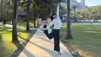 Hyoyeon berpose menari dengan memakai kemeja putih dan celana panjang hitam. (Foto: dok Instagram hyoyeon_x_x)