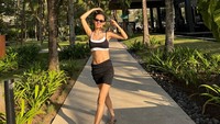 Hyoyeon keluar panas-panas di Bali dengan mengenakan celana pendek hitam dan atasan mini hitam-putih. (Foto: dok Instagram hyoyeon_x_x)