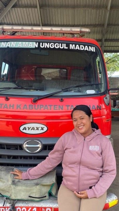 Ibu hamil, Ni Putu Lilik Mas Juliantari, berfoto di salah satu mobil damkar di Kantor Damkar Tabanan, Minggu (20/9/2026). (Istimewa) Ibu hamil, Ni Putu Lilik Mas Juliantari, berfoto di salah satu mobil damkar di Kantor Damkar Tabanan, Minggu (20/9/2026). (Istimewa)