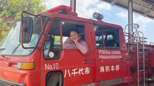 Ibu hamil, Ni Putu Lilik Mas Juliantari, mengobati ngidam naik mobil damkar di Kantor Damkar Tabanan, Minggu (20/9/2026). (Istimewa)