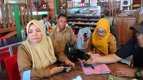 IGI Dompu, Ida Faridah, diwawacarai awak media di salah satu warung makan, Kamis (24/9/2026). (Faruk/detikBali)